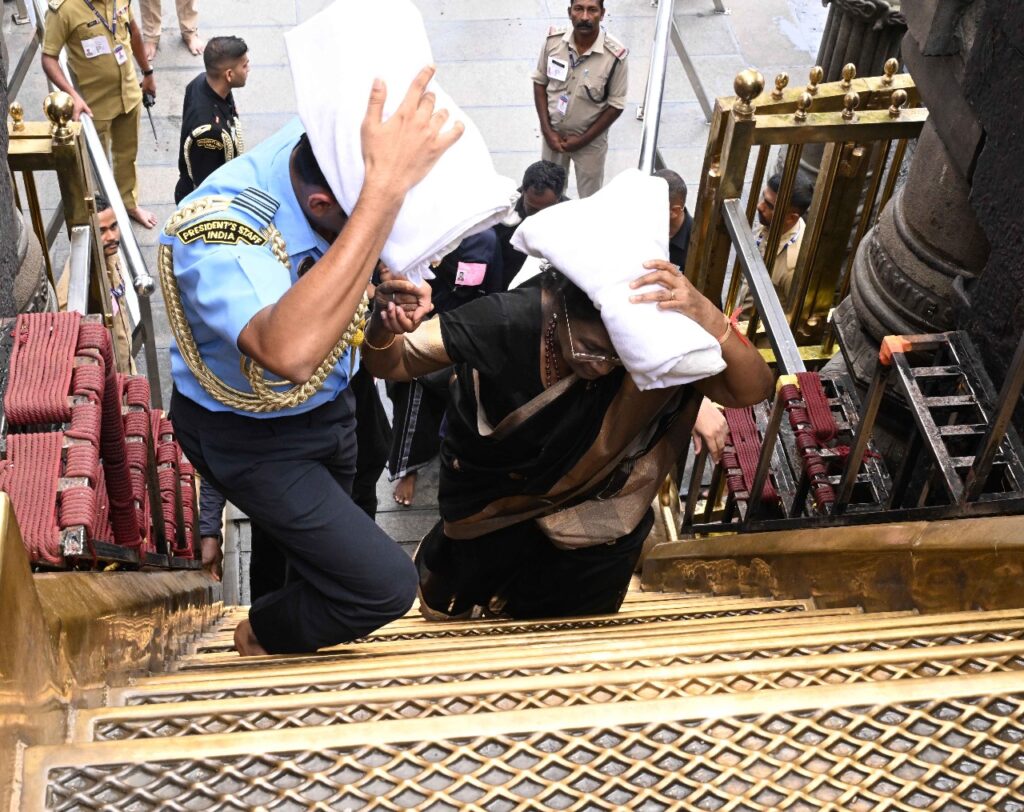 Droupadi Murmu became the first woman to offer prayers